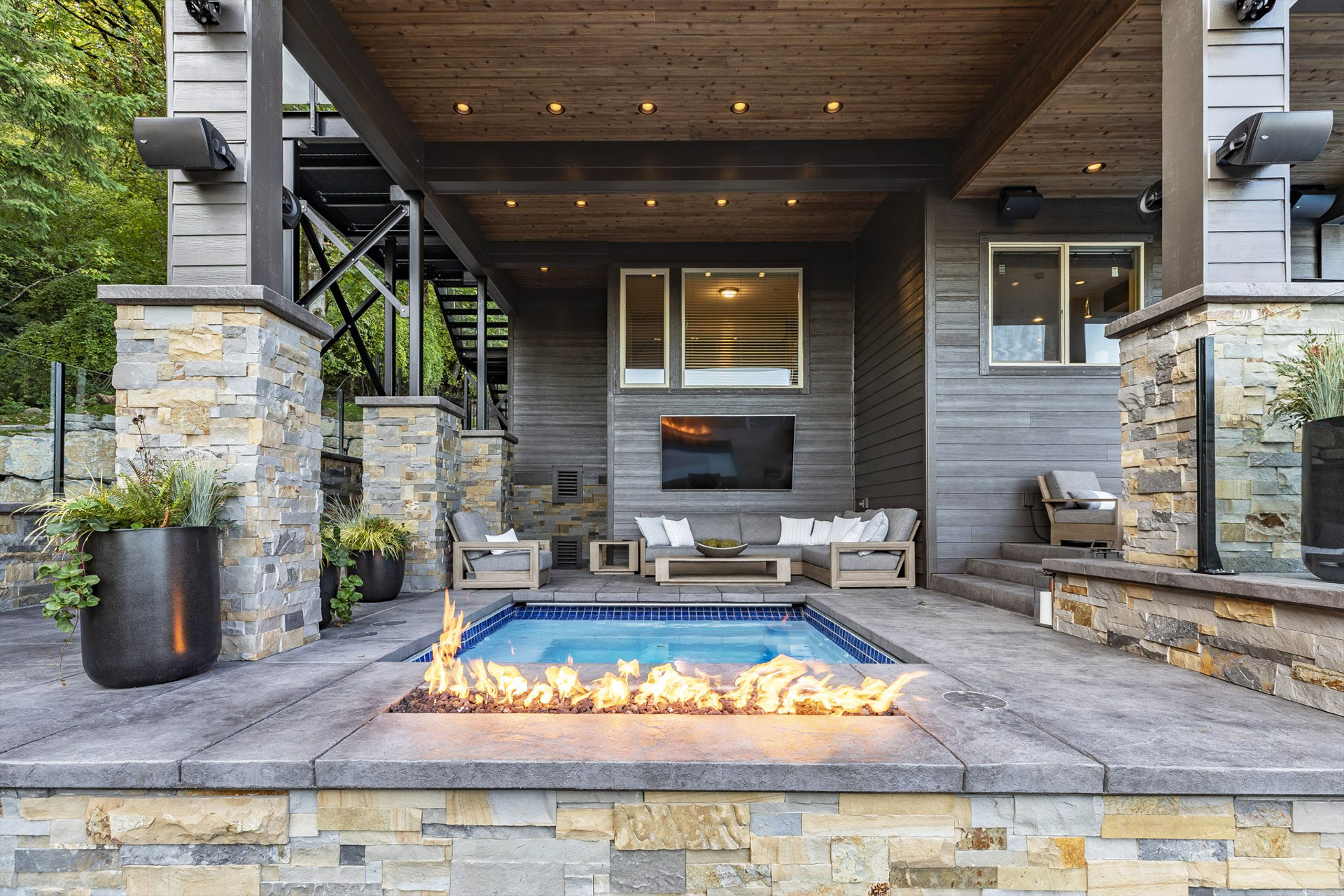 Hot tub fire feature patio in Vancouver, WA