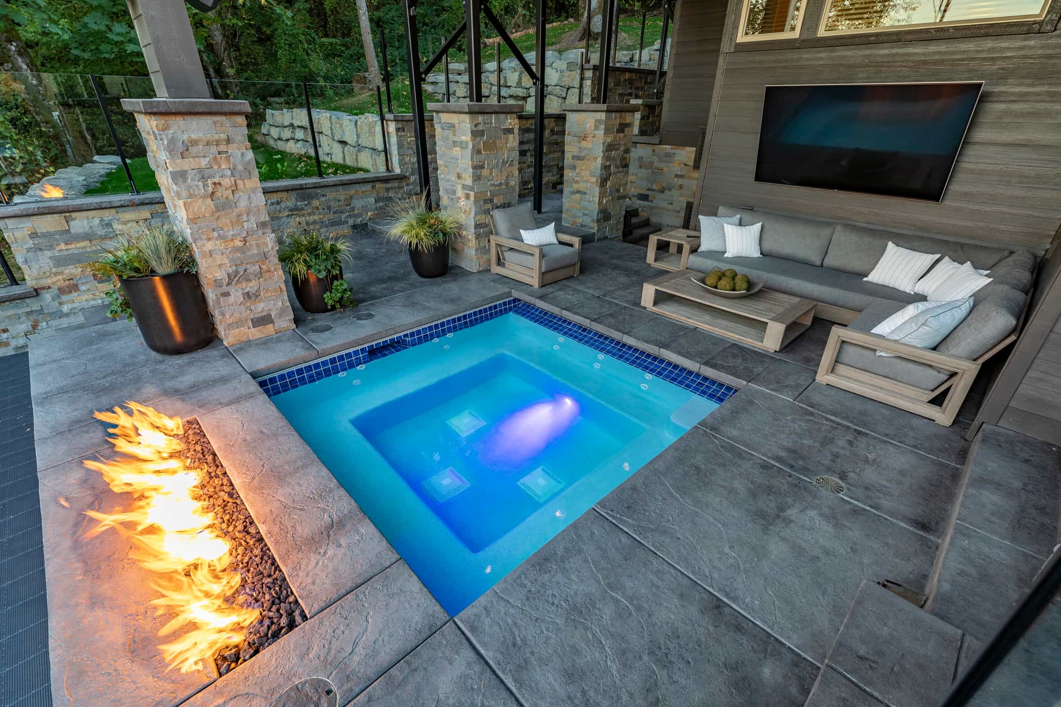 Hot Tub with Fire Feature in Vancouver, WA 